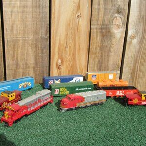 Lot of 10 Bachmann HO Scale Model Train Cars Dog Cat Chow Grandma's Sante Fe